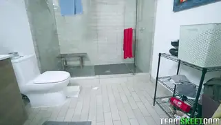 Несмотря на низкий рост, у коротышки глубокая пизда для члена