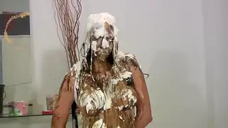 Фетиш с едой, странное порно, где баба выливает на телку всякое