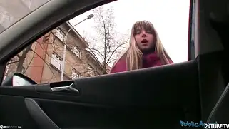 Холодная холодная зима: русскую блонду подхватили и она скачет на тачке.