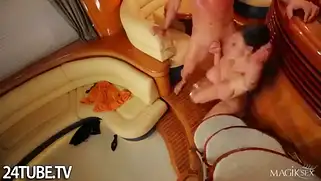 Сисастая красотка с жадностью кайфует в каюте корабля.