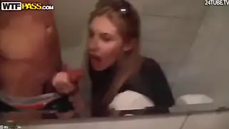Анжелика с подругой приехали на дачу, чтобы спокойно потрахаться.