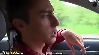 Анжелика с подругой приехали на дачу, чтобы спокойно потрахаться.