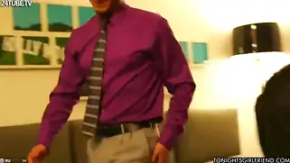 Милая масляная шлюха кончает фонтаном прямо у клиента дома.