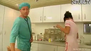 Охотливая брюнетка получает грязный фейс после двух членов