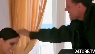 Пышная брюнетка получает полный рот спермой