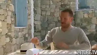 Пышная брюнетка получает полный рот спермой