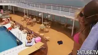 Парочка трахается на палубе корабля, а пассажиры даже не подозревают об этом.