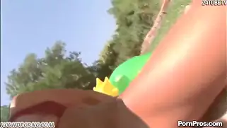 Блондиночка с большой жопой получает по полной на игровом поле