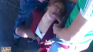 Два молодых русских парня трахаются в жопу прямо на свежем воздухе.