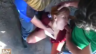Два молодых русских парня трахаются в жопу прямо на свежем воздухе.