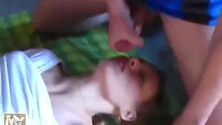 Два молодых русских парня трахаются в жопу прямо на свежем воздухе.