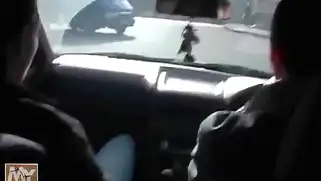 Мужик жёстко трахает русскую брюнетку в чулках прямо у гаража.