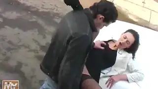 Мужик жёстко трахает русскую брюнетку в чулках прямо у гаража.