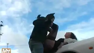 Мужик жёстко трахает русскую брюнетку в чулках прямо у гаража.