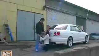 Мужик жёстко трахает русскую брюнетку в чулках прямо у гаража.