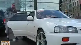 Мужик жёстко трахает русскую брюнетку в чулках прямо у гаража.