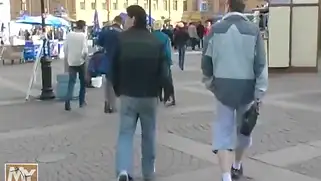 Мужик жёстко трахает русскую брюнетку в чулках прямо у гаража.