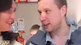 Мужик жёстко трахает русскую брюнетку в чулках прямо у гаража.