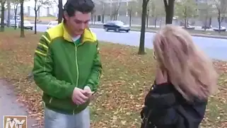 Русская малолетка получает по полной в жопу на свежем воздухе от пышногрудой блондинки.