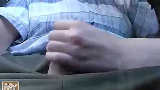 Пикап останавливает симпатичную русскую брюнетку в лесу и кончает ей прямо в рот.