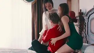 Красивый секс втроем студенток и ебаря
