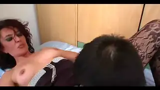 Молодой парень ебет зрелую
