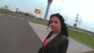 Бледнокожую брюнетку подцепили и устроили ей поездку на тачке в тихом месте.