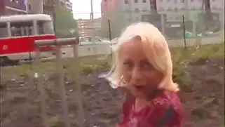 Стройная блондиночка-любительница в дикой природе решила разогреться с членом во рту.