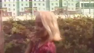Стройная блондиночка-любительница в дикой природе решила разогреться с членом во рту.