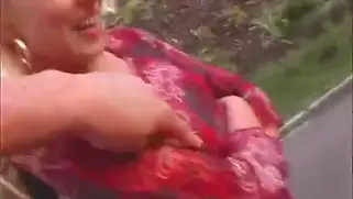 Стройная блондиночка-любительница в дикой природе решила разогреться с членом во рту.