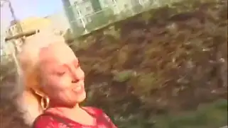 Стройная блондиночка-любительница в дикой природе решила разогреться с членом во рту.