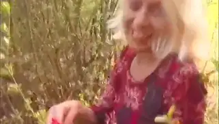 Стройная блондиночка-любительница в дикой природе решила разогреться с членом во рту.