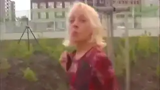 Стройная блондиночка-любительница в дикой природе решила разогреться с членом во рту.