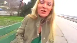 Красивая блондинка получила по полной от мужика в красном свитере за деньги.