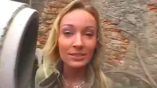Красивая блондинка получила по полной от мужика в красном свитере за деньги.