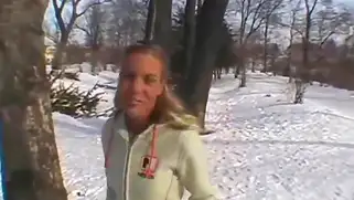 Молодая блондинка сосёт бамбук в зимнем лесу за двести евро.