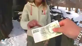 Молодая блондинка сосёт бамбук в зимнем лесу за двести евро.