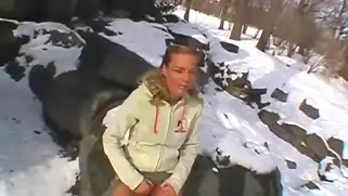 Молодая блондинка сосёт бамбук в зимнем лесу за двести евро.