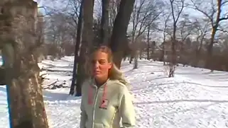 Молодая блондинка сосёт бамбук в зимнем лесу за двести евро.
