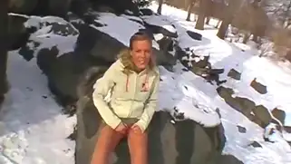 Молодая блондинка сосёт бамбук в зимнем лесу за двести евро.