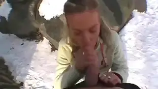 Молодая блондинка сосёт бамбук в зимнем лесу за двести евро.