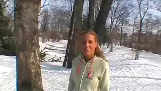 Молодая блондинка сосёт бамбук в зимнем лесу за двести евро.