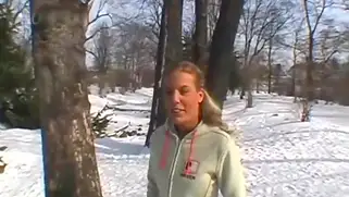 Молодая блондинка сосёт бамбук в зимнем лесу за двести евро.