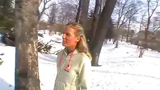 Молодая блондинка сосёт бамбук в зимнем лесу за двести евро.