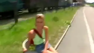 Шлюшка обожает трахаться раком и сосать хуй, как на природе.