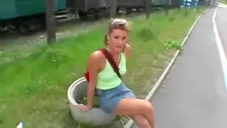 Шлюшка обожает трахаться раком и сосать хуй, как на природе.