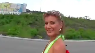 Шлюшка обожает трахаться раком и сосать хуй, как на природе.
