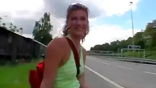 Шлюшка обожает трахаться раком и сосать хуй, как на природе.