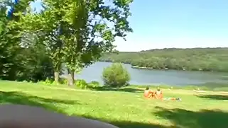 Блондиночка голышом отсасывает на улице и получает за это бабки.