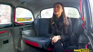 Азиатка сосет хуй таксисту и ебется